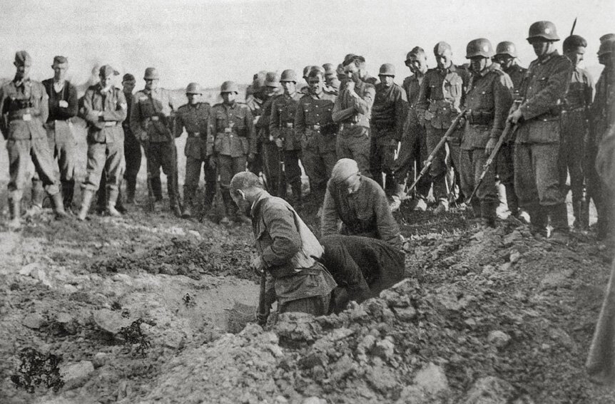 Sowjetische Kriegsgefangene schaufeln ihr eigenes Grab