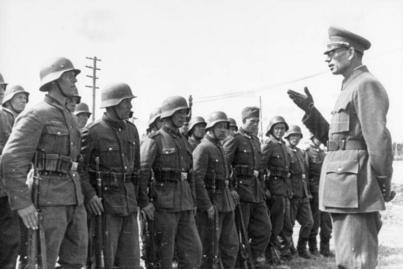 General Wlassow mit Soldaten der Russischen Befreiungsarmee ROA 1944 Wikimedia min | Nachrichten über Russland