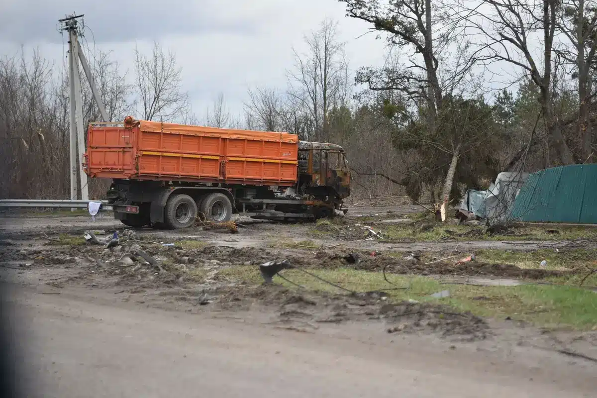 Beschädigte Straße mit Rissen und Unebenheiten durch schwere Fahrzeuge