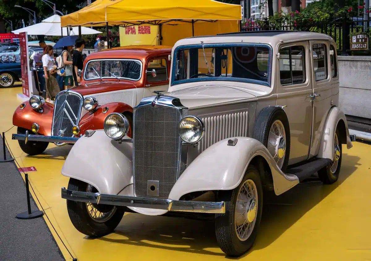 Ein restaurierter Klassiker präsentiert auf einer Oldtimer-Ausstellung mit Besuchern