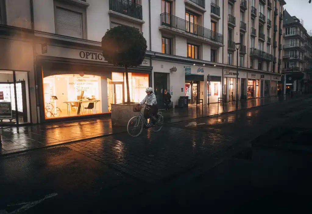 Betrunkener Radfahrer stürzt nachts auf einer Straße