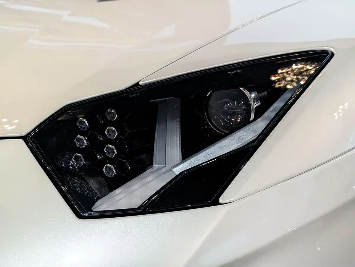 Aggressives Autodesign mit scharfen Linien und dunkler Farbgebung