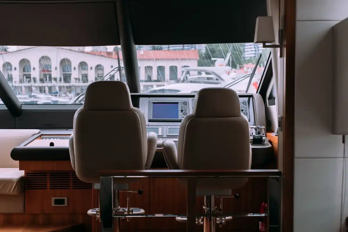 Elegantes Inneres einer modernen Segelyacht mit hochwertigen Materialien und Luxusausstattung
