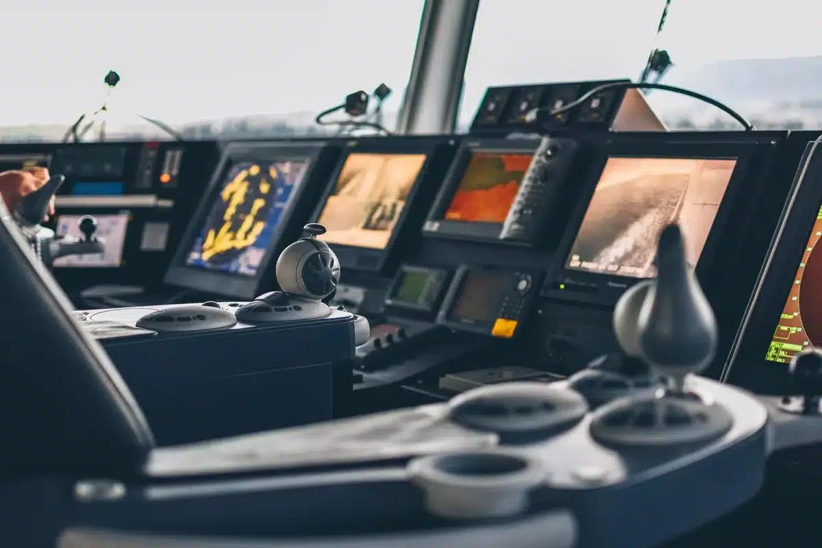 Modernes Navigationssystem und Steuerkonsole mit GPS und digitalen Anzeigen