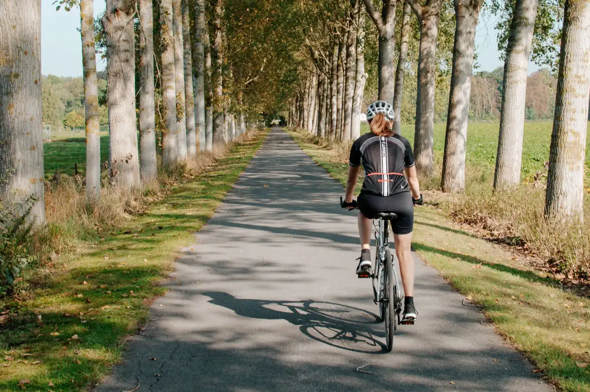 Radfahrer fährt durch eine grüne Naturlandschaft bei gemächlichem Tempo