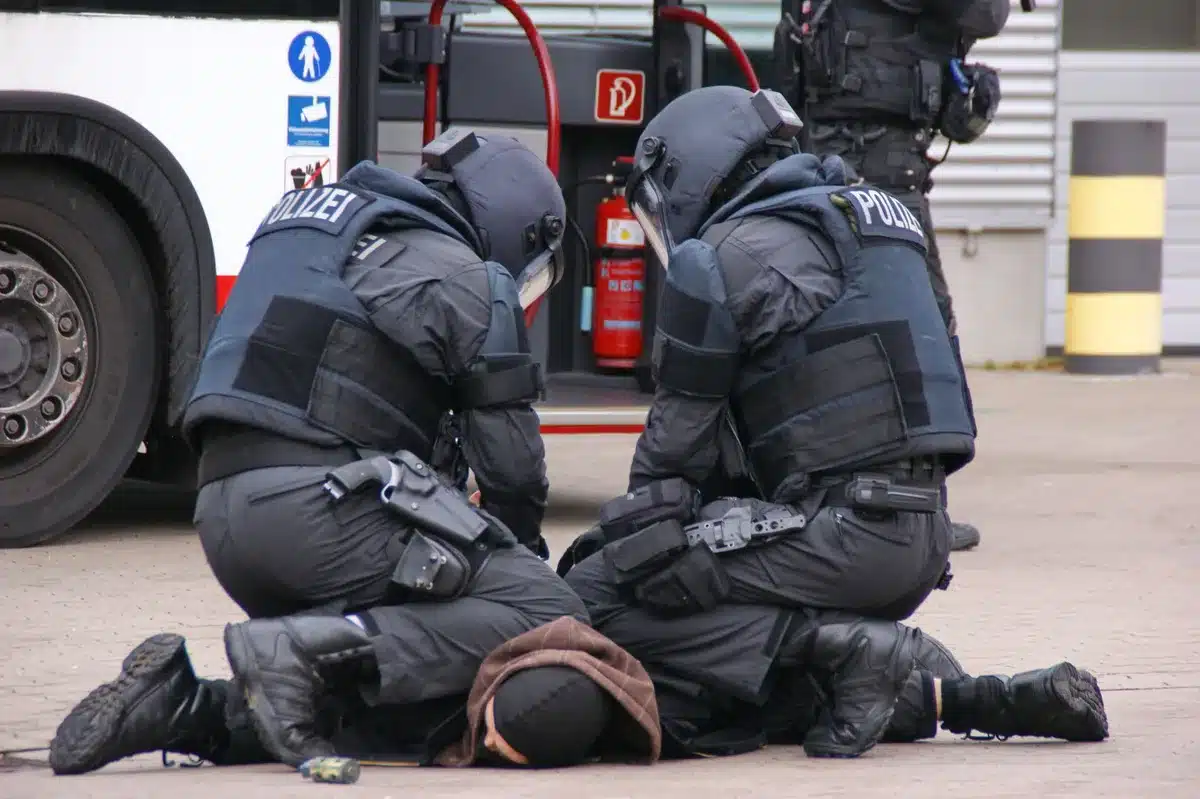 Polizeieinsatz bei einer Hausdurchsuchung mit uniformierten Beamten