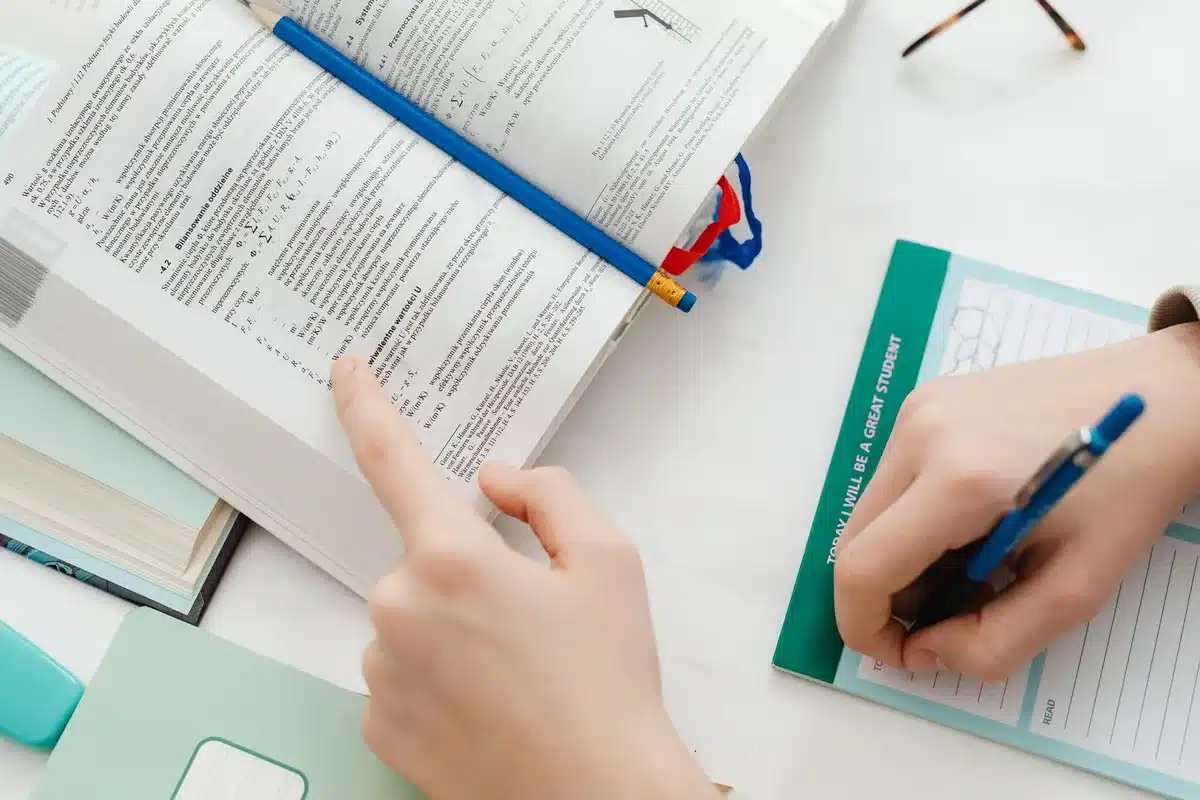 Schüler beim Lernen von Mathematik, Lesen und Schreiben im Klassenzimmer