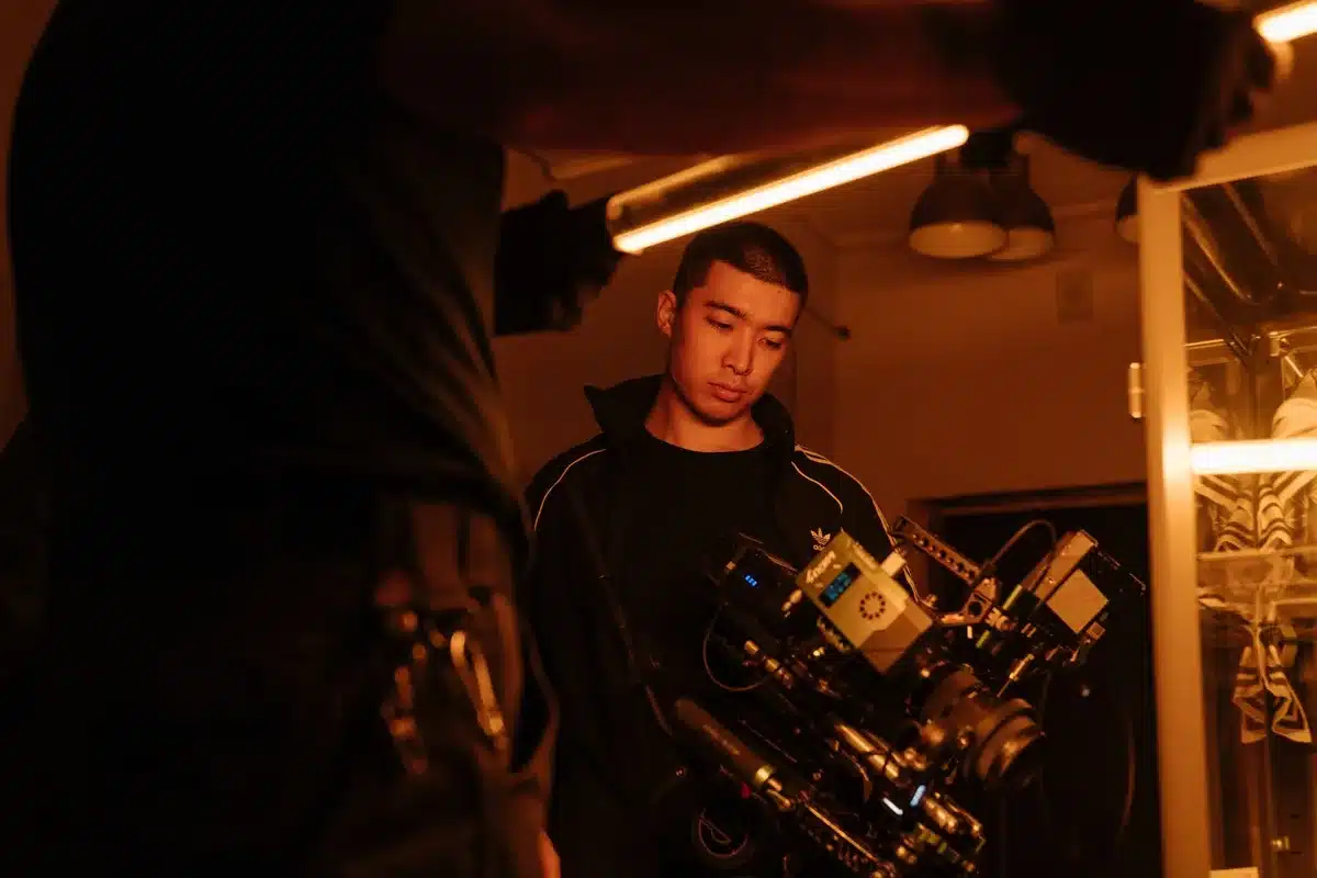 Filmset mit Produktionsteam und Ausrüstung auf einem Soundstage