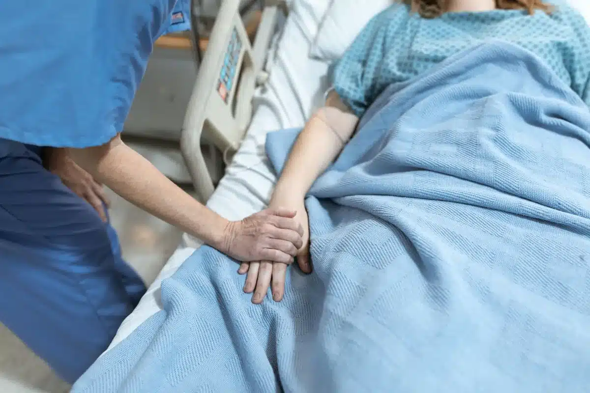 Pflegekraft bei der Patientenversorgung am Krankenbett