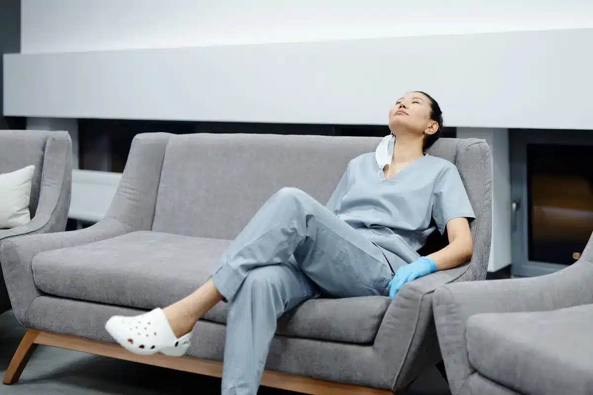 Erschöpfte Pflegekraft während einer kurzen Pause
