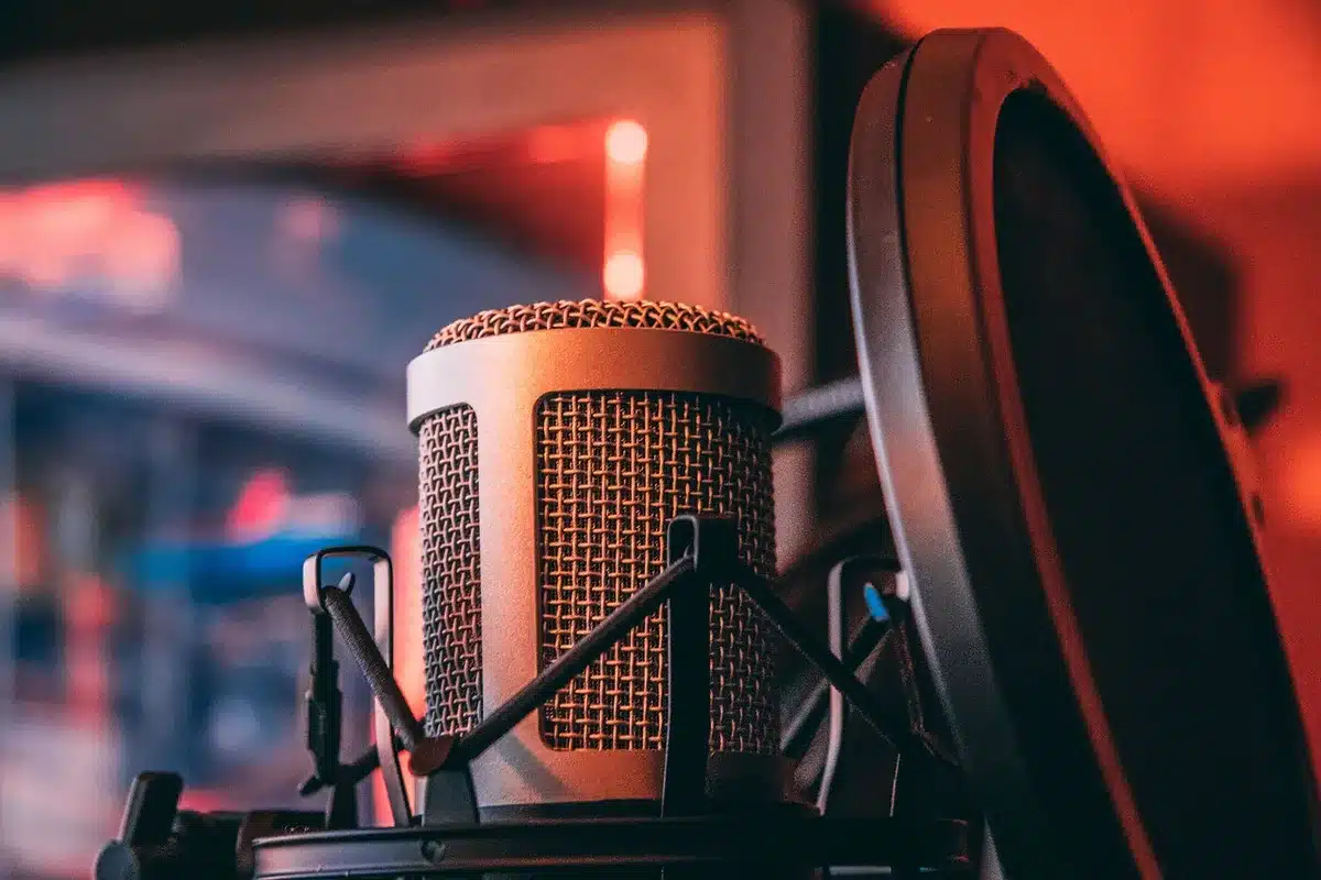 Schauspieler sitzt im Interviewstudio und spricht enthusiastisch vor dem Mikrofon