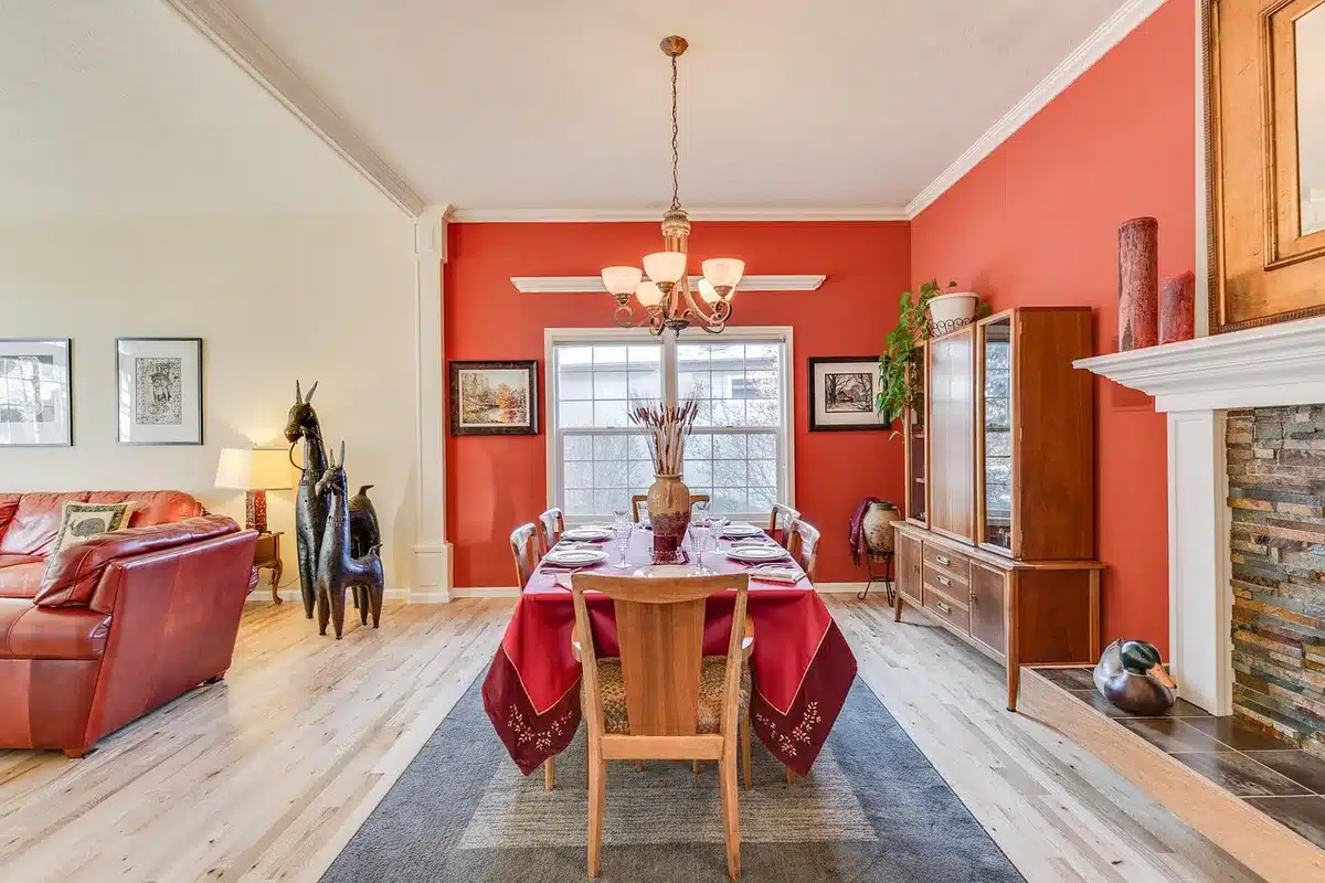 Modernes Wohnzimmer mit stilvollem Mobiliar und natürlichen Materialien