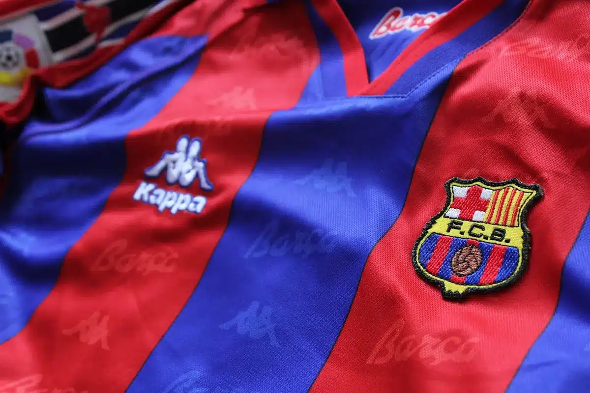 Auswahl an bunten Fußball-Trikots mit verschiedenen Designs und Farben nebeneinander