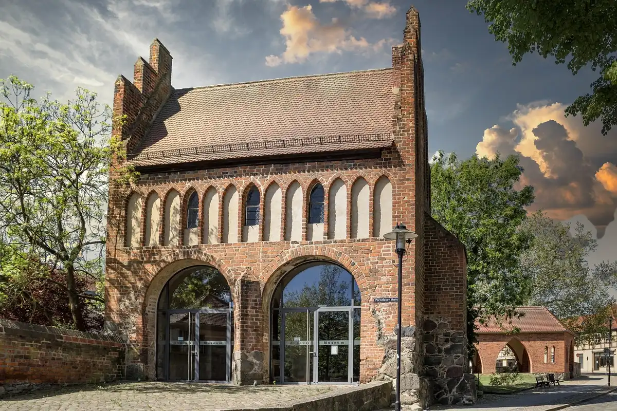 Aufgebrochenes Tor und Eingang eines Kulturzentrums von außen