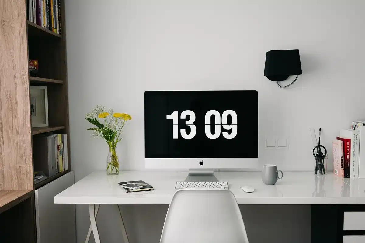 Ein Farbkorrektur-Monitor mit Vorher-Nachher-Vergleich in der Postproduktion