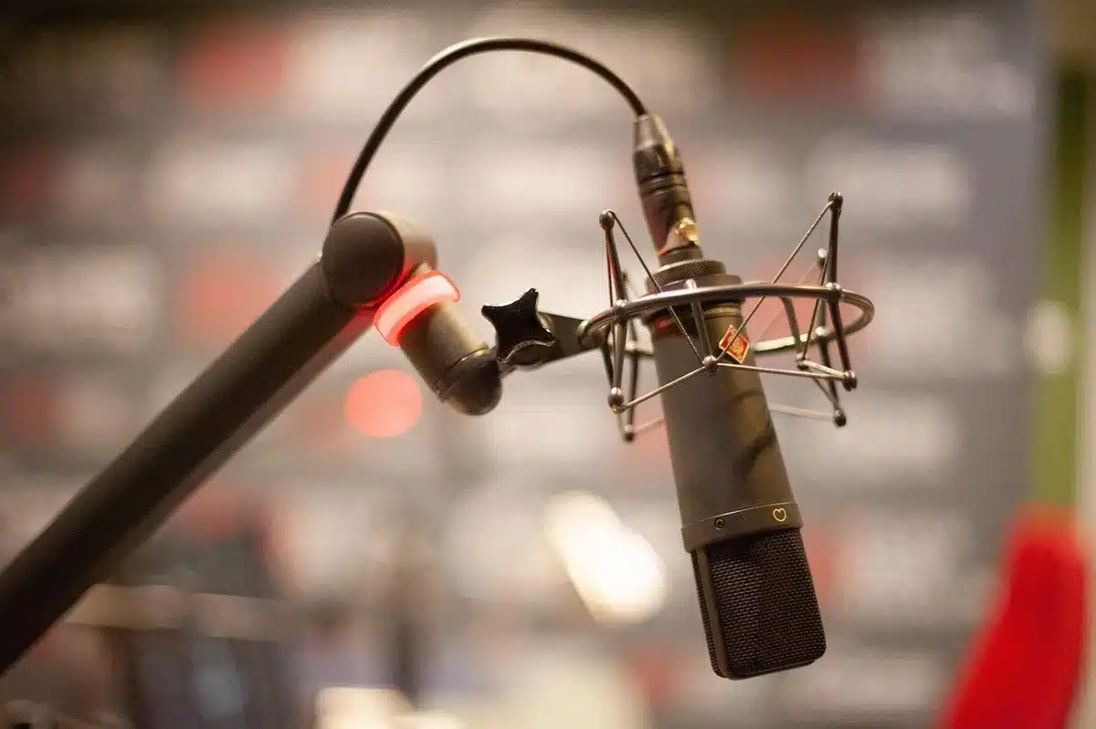 Mikrofon in einem Radiostudio während eines Interviews