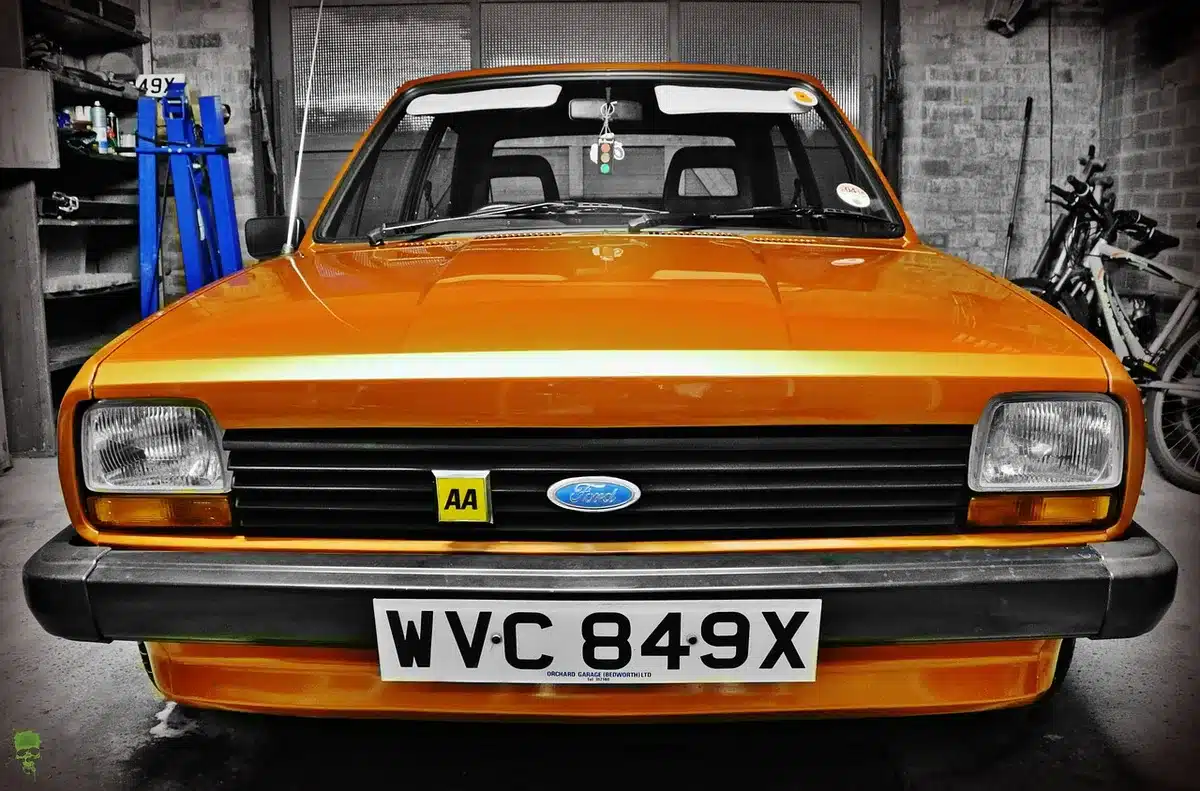 Werkstatt mit Restaurationsarbeiten an einem klassischen Auto