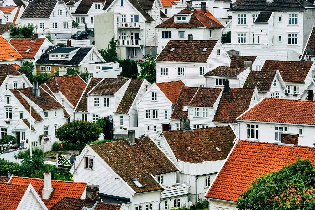 Städtischer Ratssaal mit Diskussionen zur Wohnungsfrage