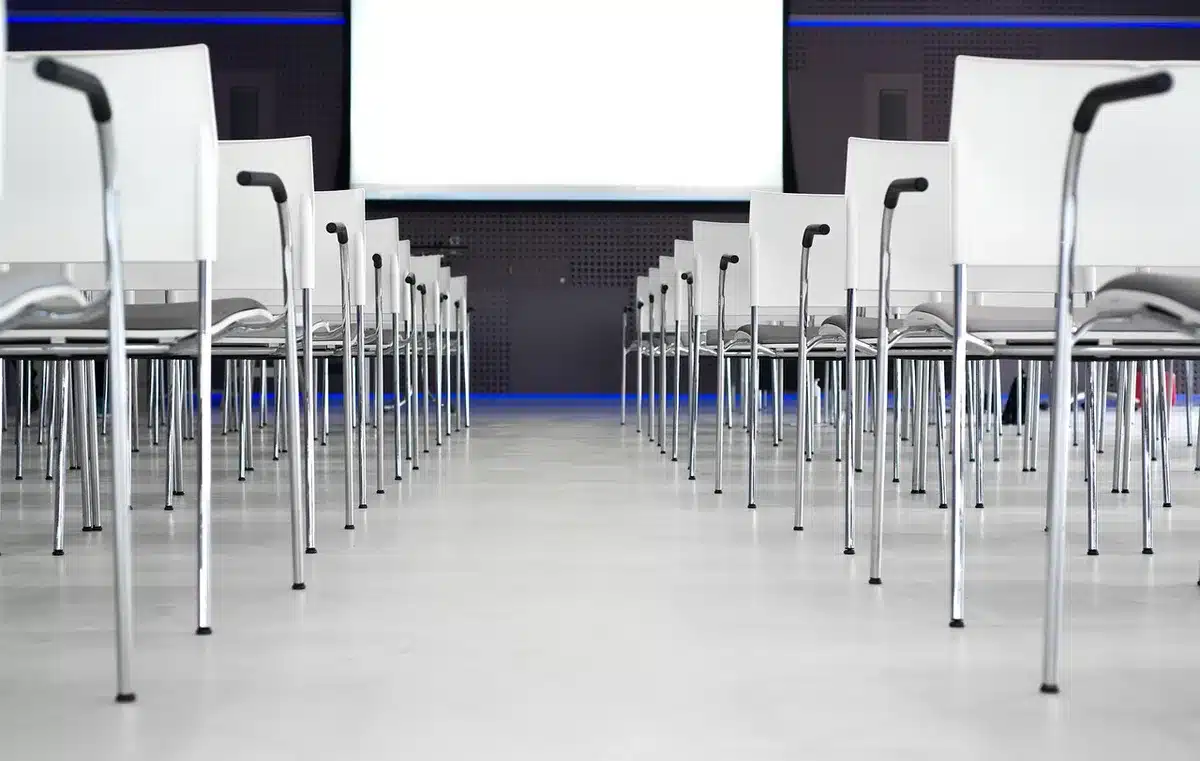 Politikerinnen in Gespräch um einen Konferenztisch, Angesicht nicht erkennbar
