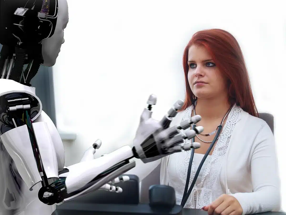 Arztgespräch in einer Praxis über Entfernung von Implantaten